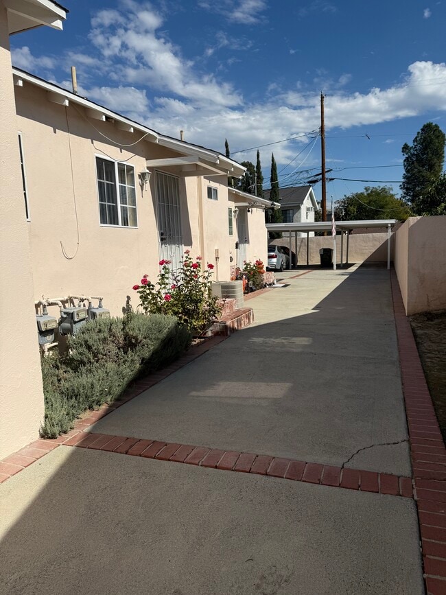 5618 Riverton Ave, Unit Center Unit in North Hollywood, CA - Building Photo - Building Photo