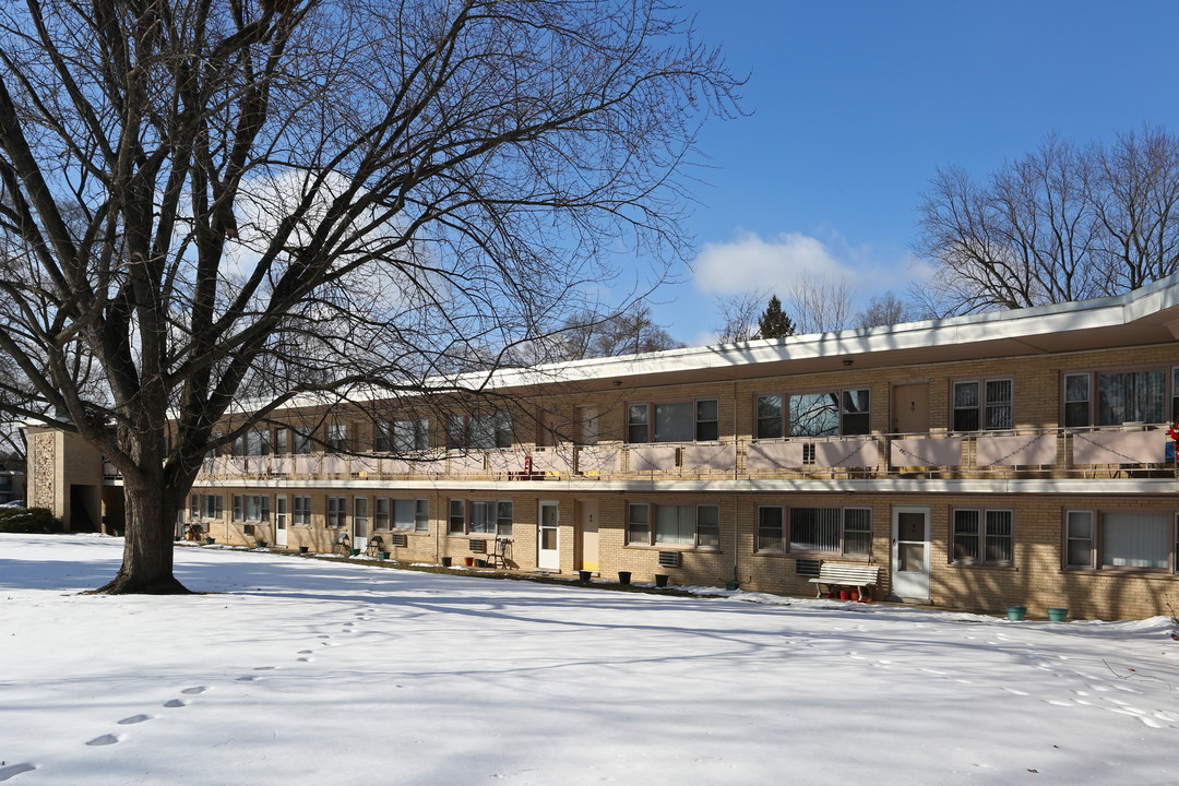 55-77 E Strong St in Wheeling, IL - Foto de edificio