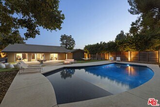 9289 Swallow Dr in Los Angeles, CA - Foto de edificio - Building Photo