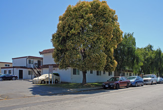 Siesta Garden Apartments in Fairfield, CA - Building Photo - Building Photo