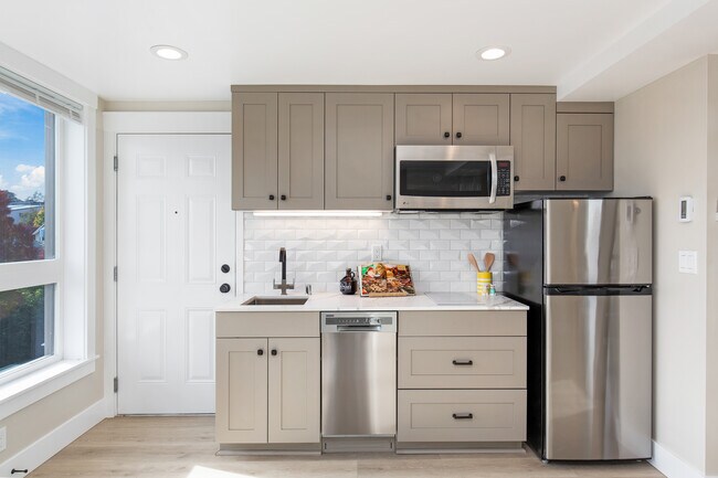 2010 E Jansen Ct in Seattle, WA - Building Photo - Building Photo