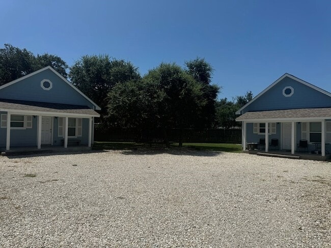 419 W Concho St in Rockport, TX - Building Photo - Building Photo
