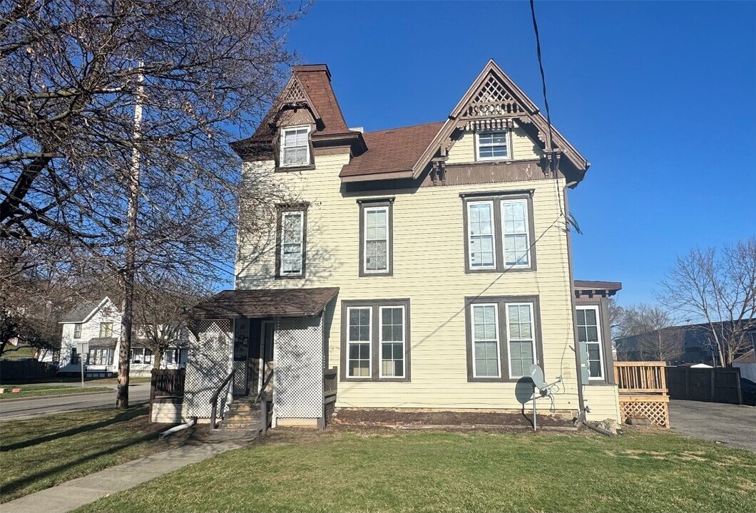 16 N Liberty Ave in Endicott, NY - Building Photo