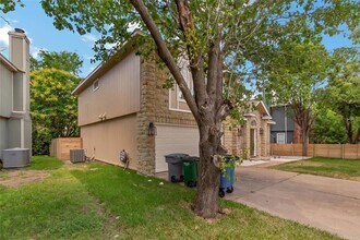 8800 Dandelion Trail in Austin, TX - Building Photo - Building Photo