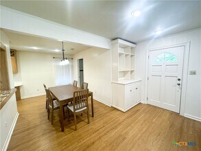 1025 Mulberry Ave in New Braunfels, TX - Building Photo - Building Photo