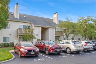 902 Aspen Dr in Plainsboro, NJ - Building Photo