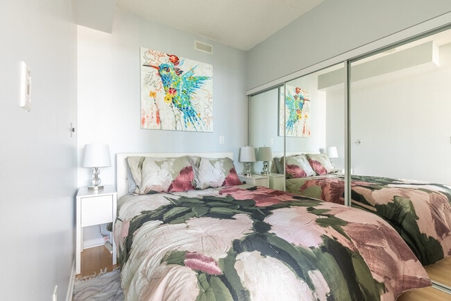 22 York St in Toronto, ON - Building Photo - Building Photo