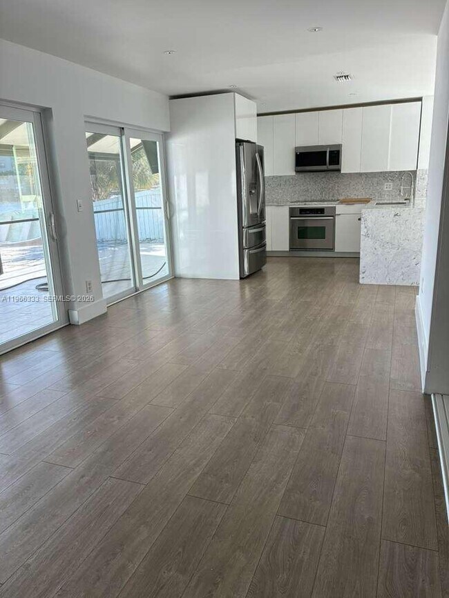 11705 NW 12th St in Pembroke Pines, FL - Foto de edificio - Building Photo