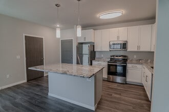 Oak Ridge at University Park Senior Apartments in Madison, WI - Foto de edificio - Building Photo