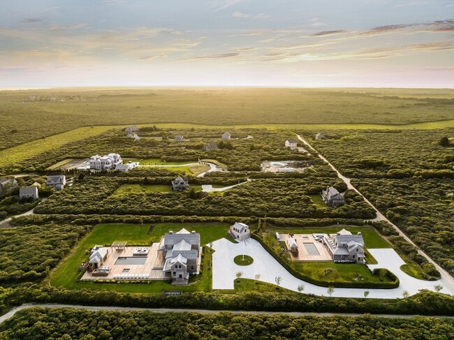 30 Devon St in Nantucket, MA - Foto de edificio - Building Photo