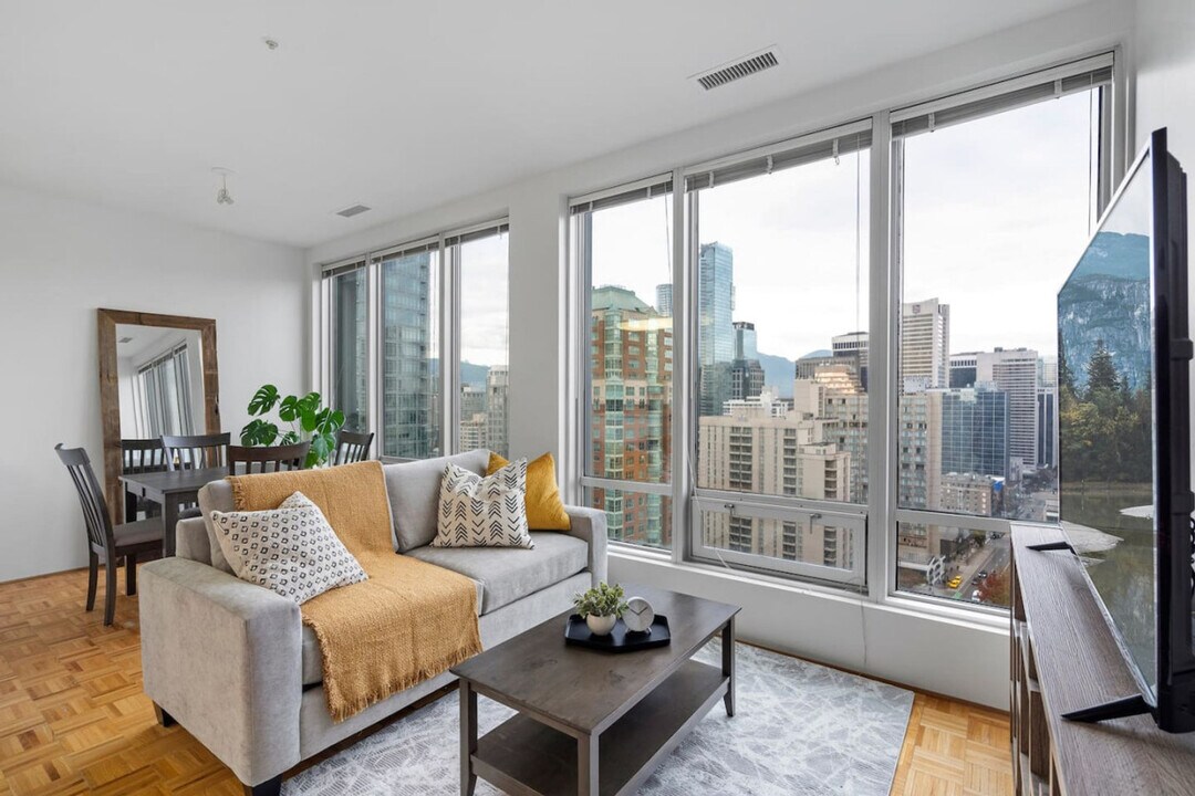 989 Nelson St in Vancouver, BC - Building Photo