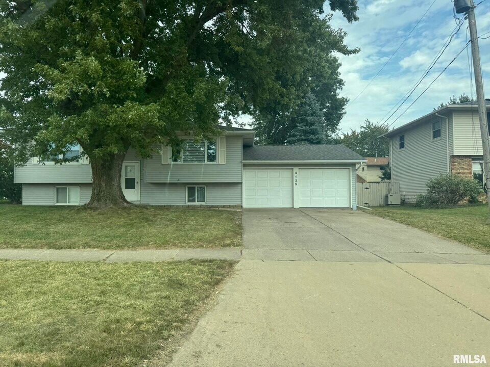 4125 Utica Ridge Rd in Bettendorf, IA - Building Photo