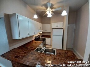 124 W Mistletoe Ave in San Antonio, TX - Foto de edificio - Building Photo