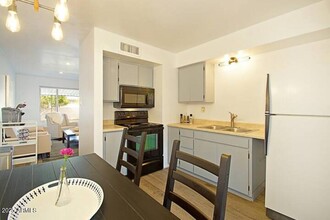 6944 E Earll Dr in Scottsdale, AZ - Building Photo - Building Photo