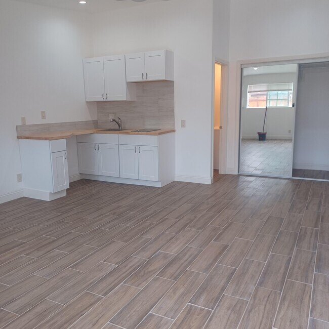 10211 Crenshaw Blvd Apartments and Nearby Inglewood Apartments For Rent