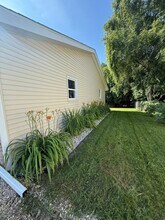 211 E Paradise Dr, Unit 211 in West Bend, WI - Foto de edificio - Building Photo