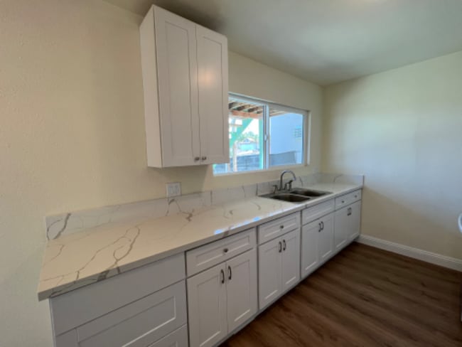 249 E Graham Ave in Lake Elsinore, CA - Foto de edificio - Building Photo