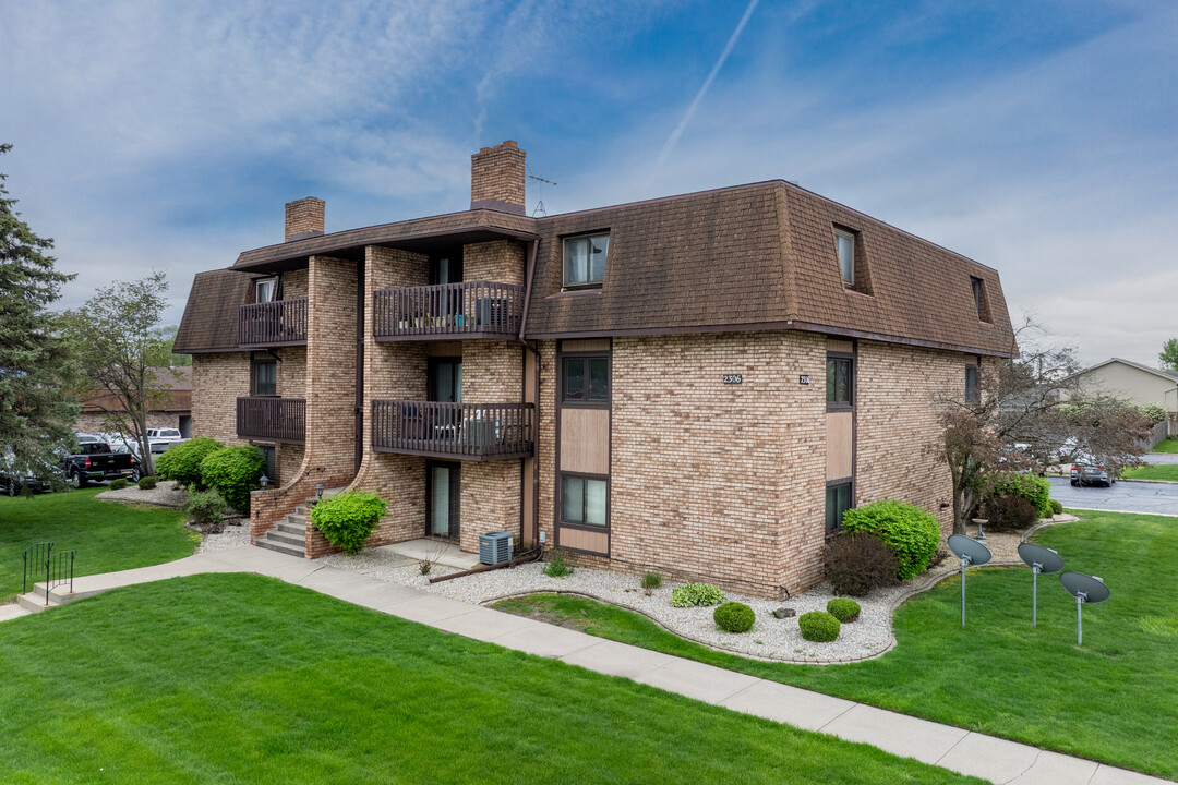 Oak Meadows Condominiums in Highland, IN - Building Photo