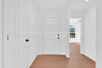 882 S Hickory Ln in Nixa, MO - Foto de edificio - Building Photo