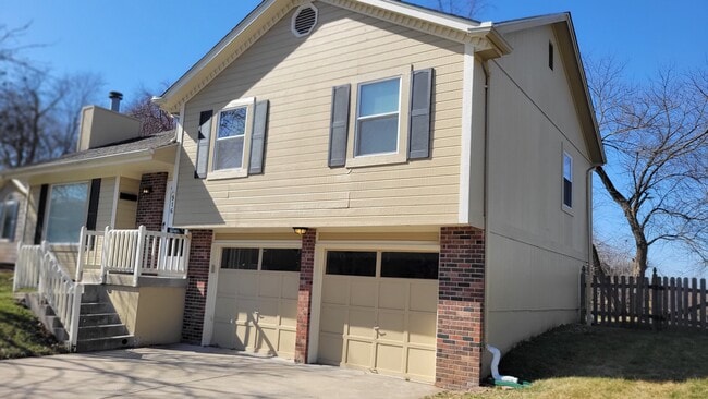 916 NE Bristol Dr in Lee's Summit, MO - Foto de edificio - Building Photo