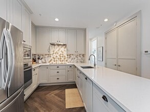 750 N Tamiami Trl, Unit Gorgeous Penthouse in Sarasota, FL - Foto de edificio - Building Photo
