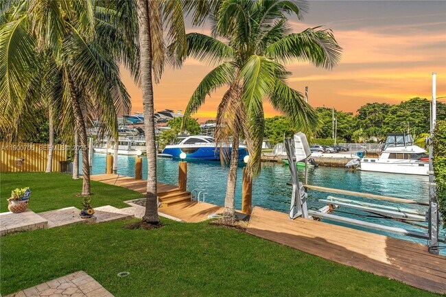 2075 Arch Creek Dr in North Miami, FL - Building Photo - Building Photo