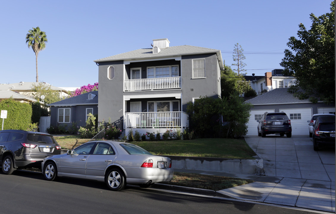 10691 Holman Ave in Los Angeles, CA - Building Photo