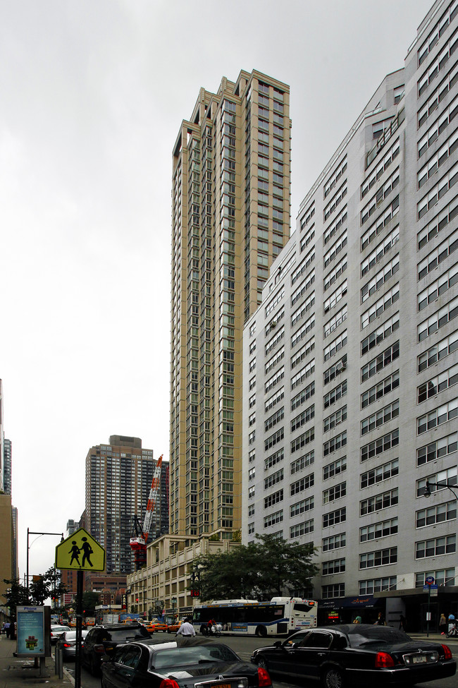 Marc in New York, NY - Foto de edificio - Building Photo