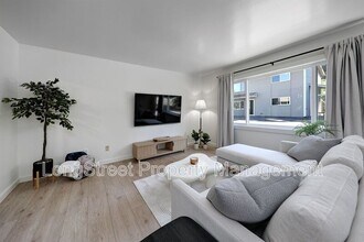 11380 SW Greenburg Rd in Portland, OR - Foto de edificio - Building Photo