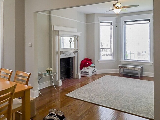 3521 N Wilton Ave, Unit 3525-1F