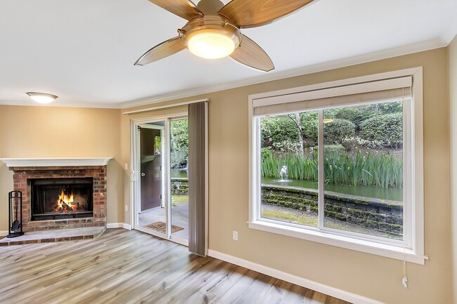 10026 NE 127th Pl, Unit D116 in Kirkland, WA - Building Photo - Building Photo