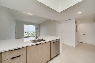 140 S Dixie Hwy, Unit 1007 in Hollywood, FL - Building Photo
