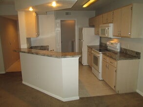 802 Crest Pines Dr, Unit 837 in Orlando, FL - Building Photo - Building Photo