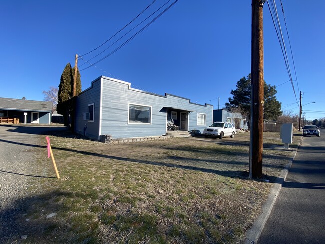 341-349 NE 6th St in Prineville, OR - Building Photo - Building Photo