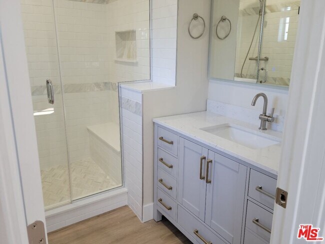 1180 S Bronson Ave in Los Angeles, CA - Building Photo - Building Photo