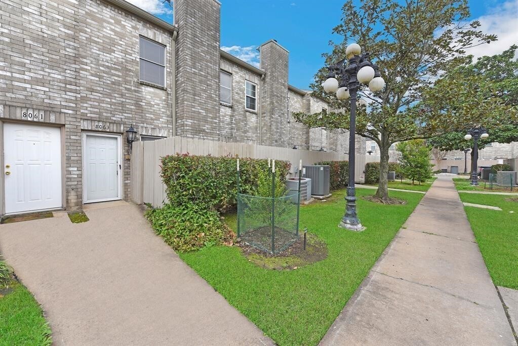 8063 El Mundo St in Houston, TX - Building Photo