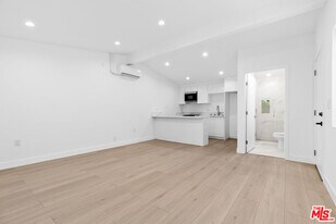 10943 Christine Way in Los Angeles, CA - Building Photo