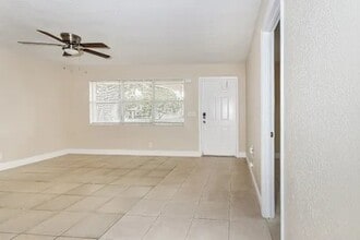 5670 S 38th Ct in Greenacres, FL - Foto de edificio - Building Photo