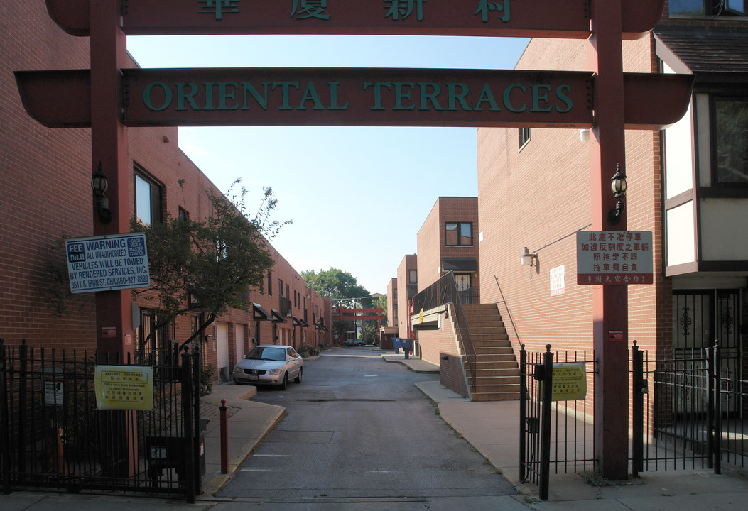 Oriental Terraces in Chicago, IL - Building Photo