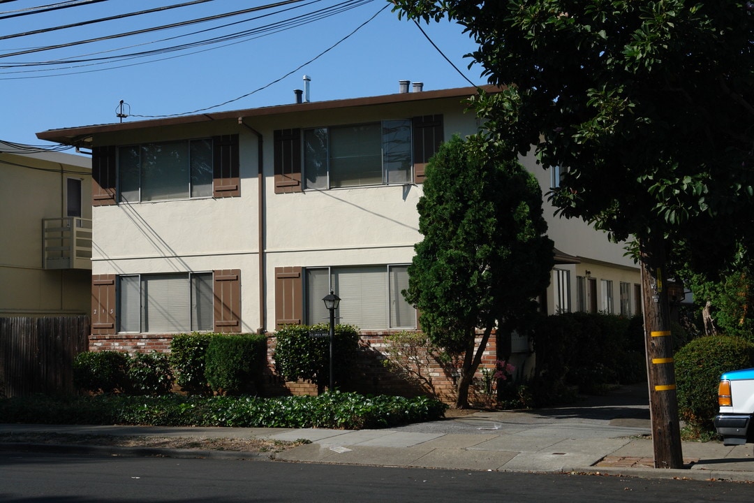 213 Anita Rd in Burlingame, CA - Foto de edificio
