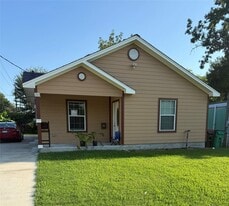 210 E Homan Ave in Baytown, TX - Building Photo