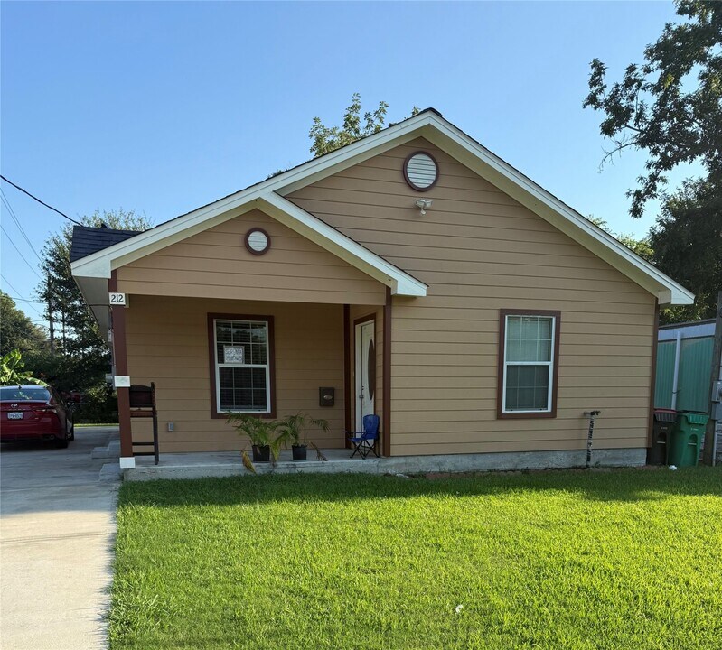 210 E Homan Ave in Baytown, TX - Building Photo