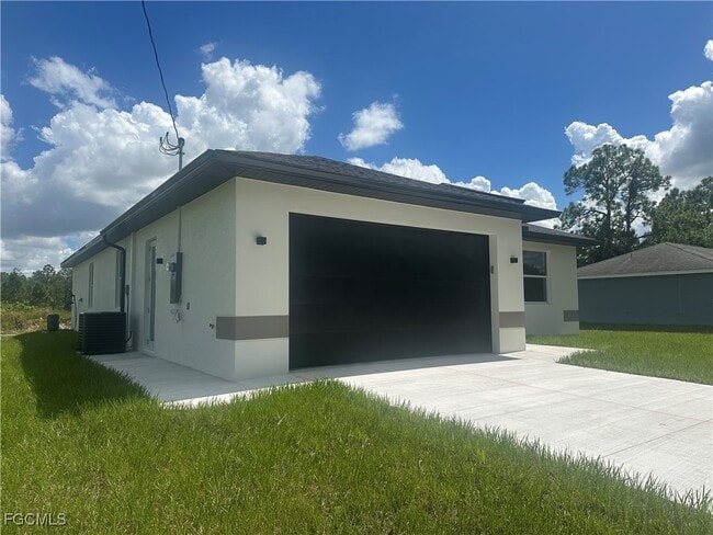 315 Austin Ave in Lehigh Acres, FL - Building Photo - Building Photo