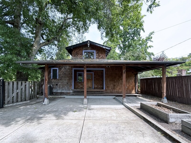 1812 Charnelton St in Eugene, OR - Building Photo