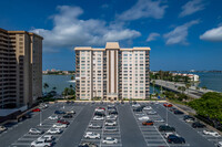 Hampshire House in St. Petersburg, FL - Foto de edificio - Building Photo