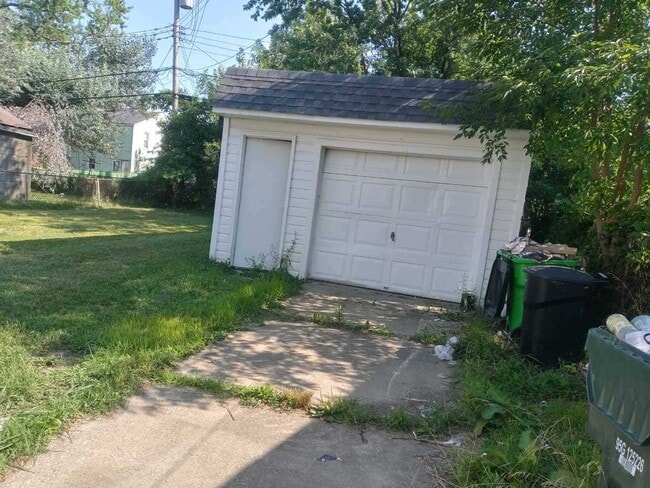 20230 Crystal Ave in Euclid, OH - Building Photo - Building Photo