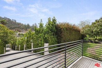 1739 San Ysidro Dr in Beverly Hills, CA - Building Photo - Building Photo