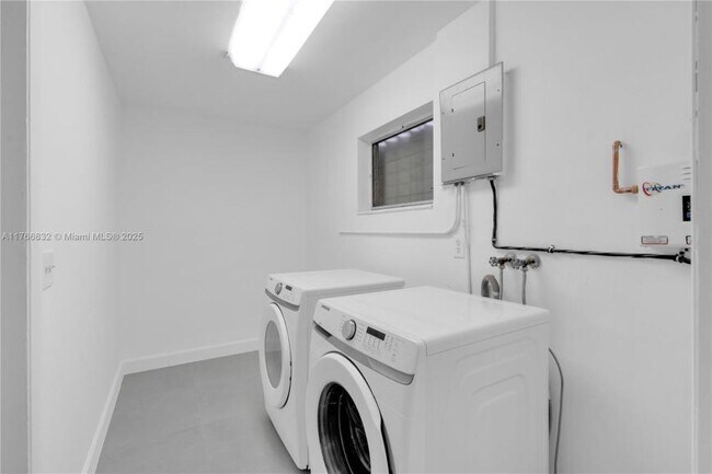 721 SW 64th Terrace in Pembroke Pines, FL - Building Photo - Building Photo