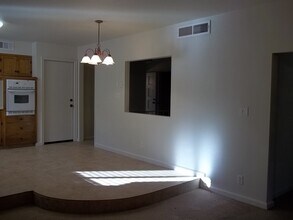 2222 N Laureen Ave in Fresno, CA - Building Photo - Building Photo