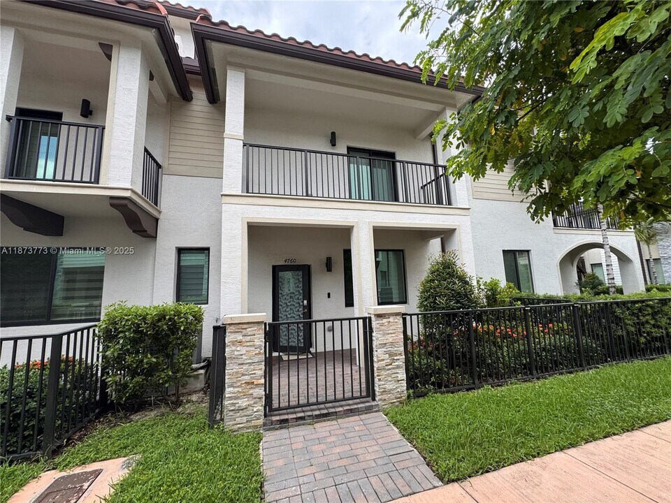 4760 NW 83rd Pky in Doral, FL - Building Photo